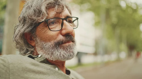 Clouse Homem Meia Idade Positivo Com Cabelos Grisalhos Barba Vestindo — Fotografia de Stock