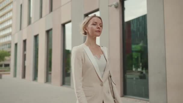 Businesswoman Beige Suit Walks Business Building — Stok video