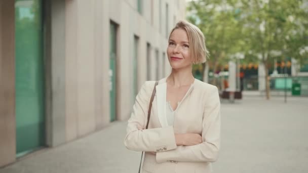 Smiling Woman Blond Hair Wearing Beige Suit Walks Street Looks — Video