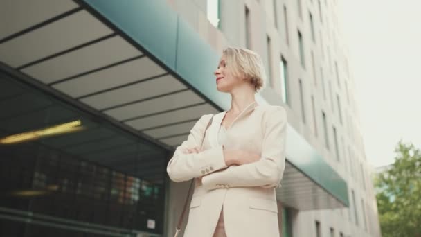 Businesswoman Beige Suit Walks Business Building — 비디오