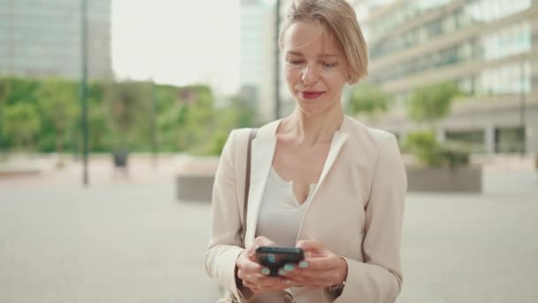 Businesswoman Blond Hair Typing Cellphone — Stok video