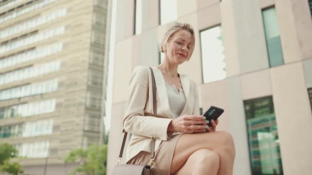 Усміхнена Жінка Світлим Волоссям Носить Бежевий Костюм Використовуючи Мобільний Телефон — стокове відео