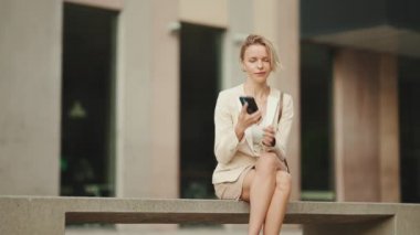 Businesswoman with blond hair talking on cellphone
