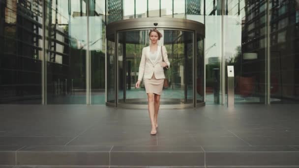 Businesswoman Blond Hair Wearing Beige Suit Leaving Business Center — ストック動画