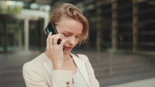 Close Businesswoman Talking Cellphone Looking Her Watch — Stok video
