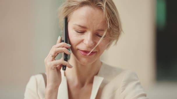 Close Smiling Businesswoman Blond Hair Talking Cellphone — Stok video