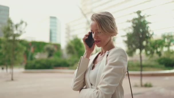 Happy Businesswoman Blond Hair Talking Cellphone Good Deal Success — Stok video