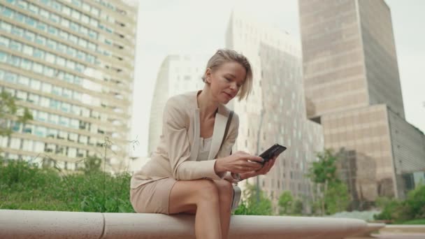Businesswoman Blond Hair Typing Cellphone — Vídeos de Stock