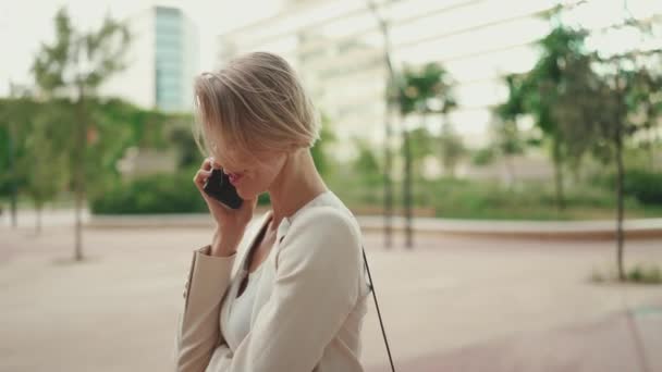 Happy Businesswoman Blond Hair Talking Cellphone — Videoclip de stoc