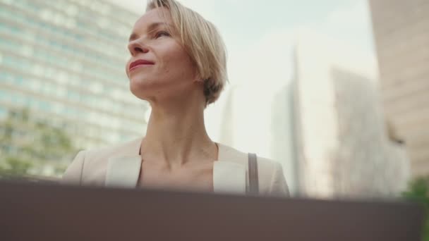 Close Businesswoman Blond Hair Wearing Beige Suit Using Laptop — Stockvideo