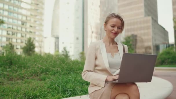 Businesswoman Blond Hair Wearing Beige Suit Using Laptop — Stok video