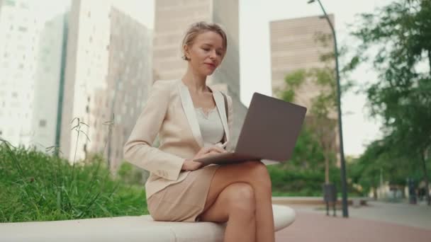 Businesswoman Blond Hair Wearing Beige Suit Using Laptop — Stok video