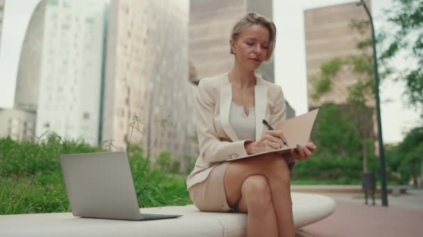 Businesswoman Blond Hair Wearing Beige Suit Uses Laptop Writes Notes — Stockvideo
