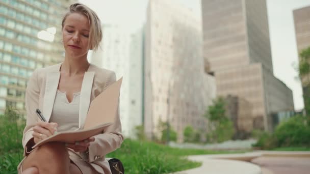 Businesswoman Blond Hair Wearing Beige Suit Writes Notes — Stok video