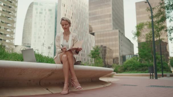 Businesswoman Blond Hair Wearing Beige Suit Uses Laptop Writes Notes — Video Stock