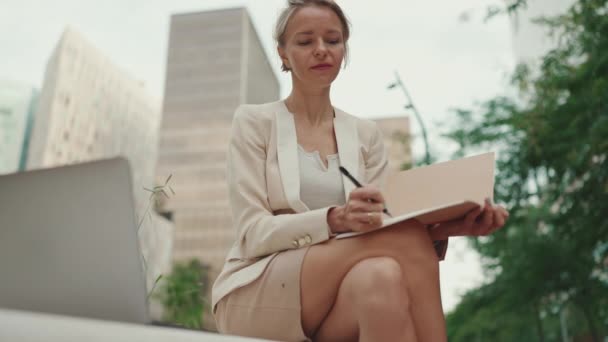 Businesswoman Blond Hair Wearing Beige Suit Uses Laptop Writes Notes — Vídeo de Stock