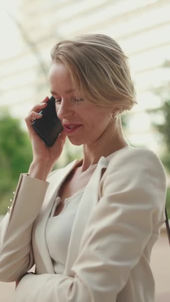 Vertical Video Happy Businesswoman Blond Hair Talking Cellphone Good Deal — Wideo stockowe