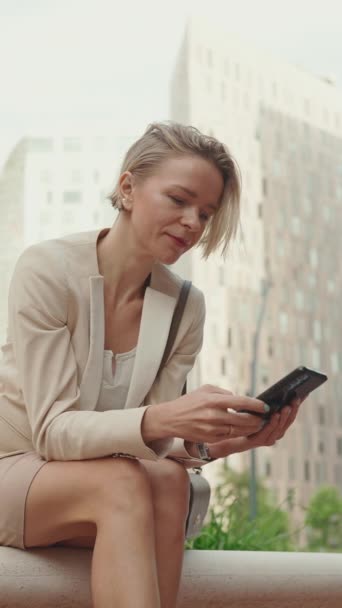 Vertical Video Businesswoman Blond Hair Wearing Beige Suit Using Mobile — Stock videók