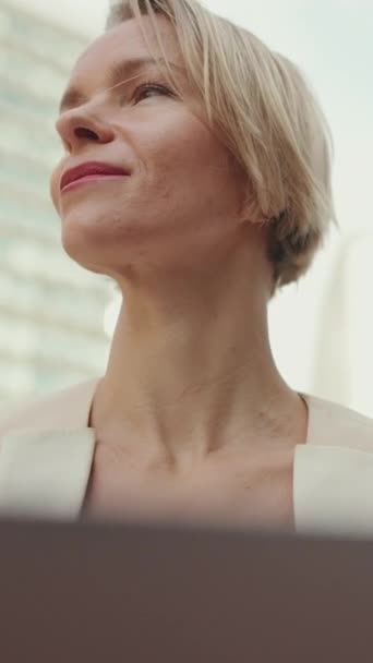 Vertical Video Businesswoman Blond Hair Wearing Beige Suit Using Laptop — Vídeo de Stock