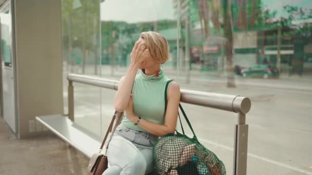 Beautiful Woman Short Blond Hair Casual Clothes Sits Public Transport — Stockvideo