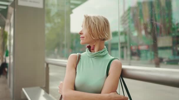 Beautiful Woman Short Blond Hair Casual Clothes Sits Public Transport — Vídeo de Stock