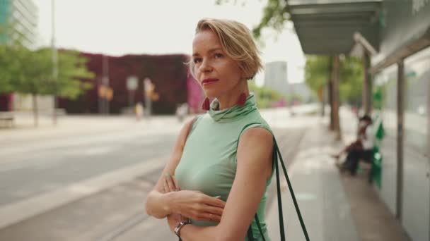 Beautiful Woman Short Blond Hair Casual Clothes Stands Public Transport — Vídeo de Stock