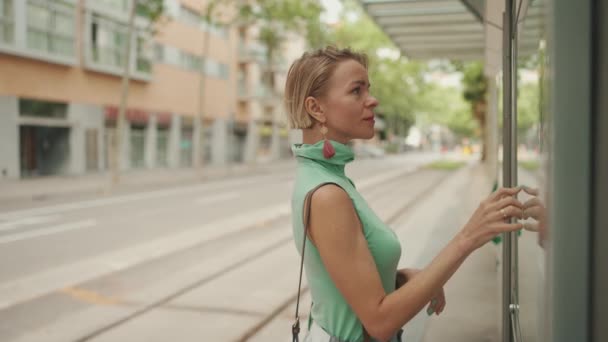 Beautiful Woman Short Blond Hair Casual Clothes Stands Tram Stop — 비디오