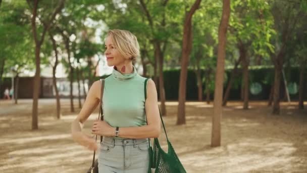 Beautiful Smiling Woman Short Blond Hair Casual Clothes Walks City — Stok Video
