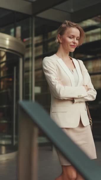 Vertical Video Businesswoman Blond Hair Wearing Beige Suit Leaving Business — Wideo stockowe