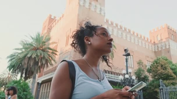 Молода Змішана Жінка Використовує Мобільний Телефон Дивлячись Карту Додатків Своєму — стокове відео