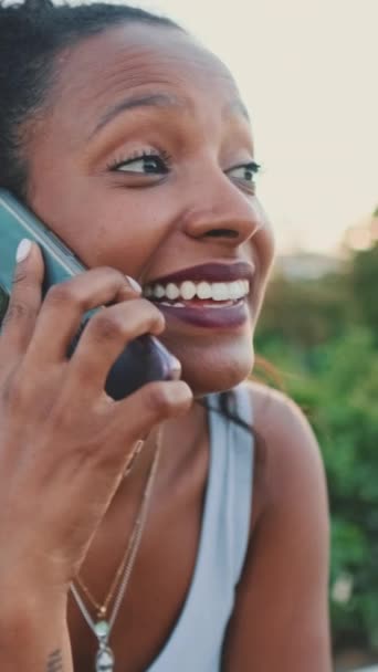 Vertical Video Laughing Young Mixed Race Woman Sitting Park Bench — Αρχείο Βίντεο