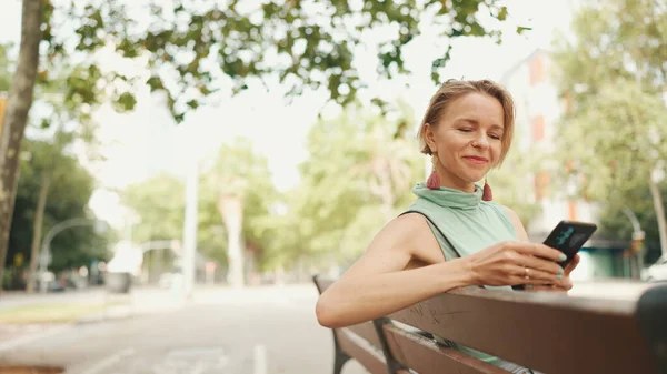 Beautiful Smiling Woman Short Blond Hair Casual Clothes Sits Bench — Fotografia de Stock