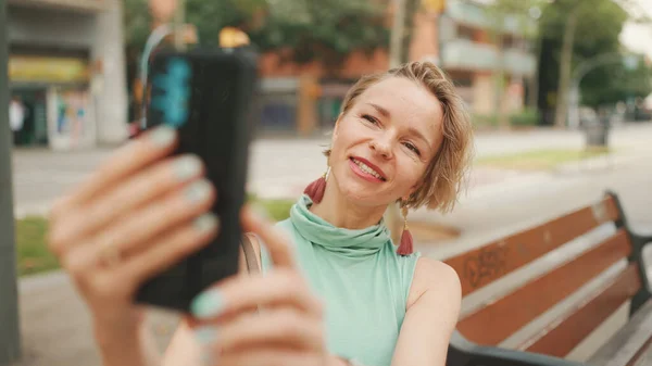 Beautiful Happy Smiling Woman Short Blond Hair Casual Wear Sits — Stock Fotó