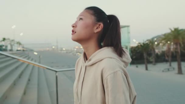 Asian Girl Wears Sportswear Climbs Stairs Looks Morning Time — стокове відео