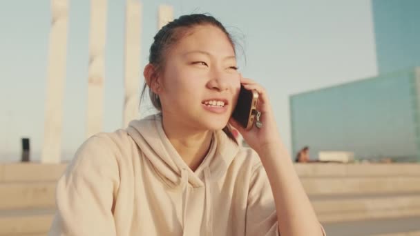 Close Smiling Asian Girl Sportswear Talking Phone While Standing Modern — Wideo stockowe