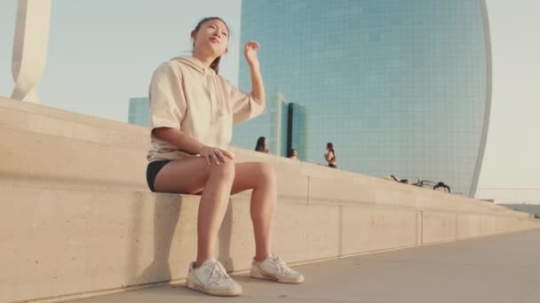 Asian Girl Sportswear Resting Workout Sitting Steps Modern Buildings Background — Αρχείο Βίντεο