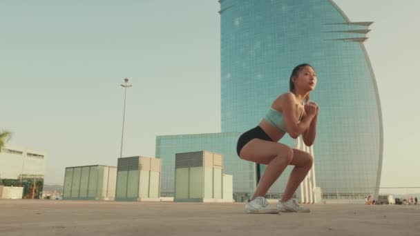 Asian Girl Sports Top Does Workout Squats Quadriceps Exercises Morning — Stockvideo