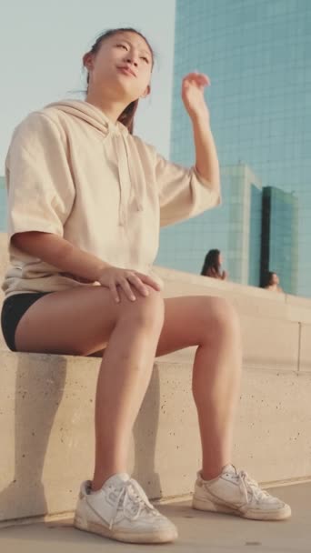 Vertical Video Asian Girl Sportswear Resting Workout Sitting Steps Modern — Stockvideo
