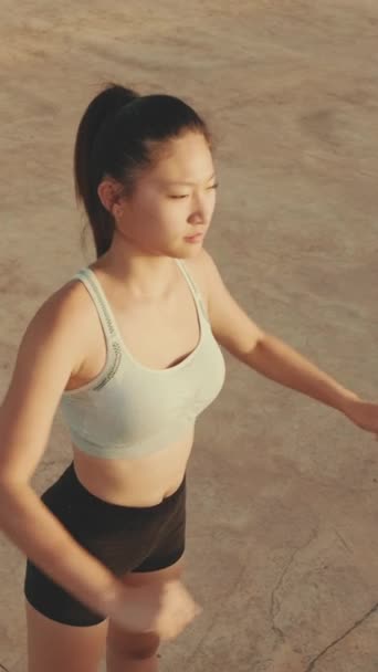 Vertical Video Asian Girl Sports Top Does Workout Stretching Gymnastics — Stok video
