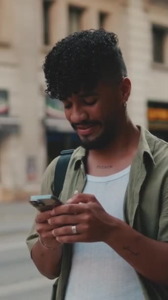 Vertical Video Young Smiling Man Beard Dressed Olive Colored Shirt — Vídeos de Stock