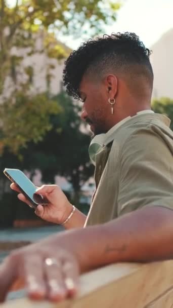 Vertical Video Young Man Beard Wearing Olive Colored Shirt Headphones — Vídeo de stock