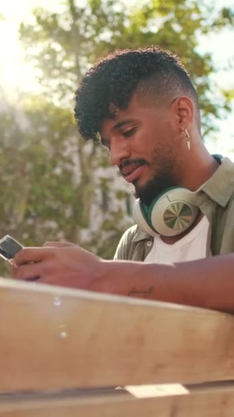 Vertical Video Young Man Beard Wearing Olive Colored Shirt Headphones — Vídeo de stock