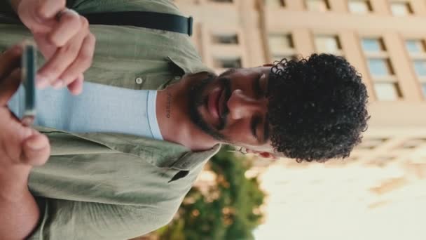 Vertical Video Young Smiling Man Beard Dressed Olive Color Shirt — Vídeo de stock