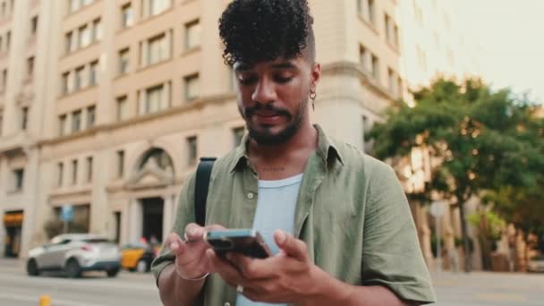 Young Smiling Man Beard Dressed Olive Color Shirt Uses Phone — Vídeo de Stock