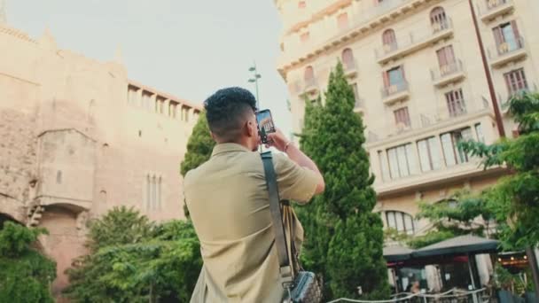 Young Man Dressed Olive Colored Shirt Takes Photo Street Old — Vídeo de stock