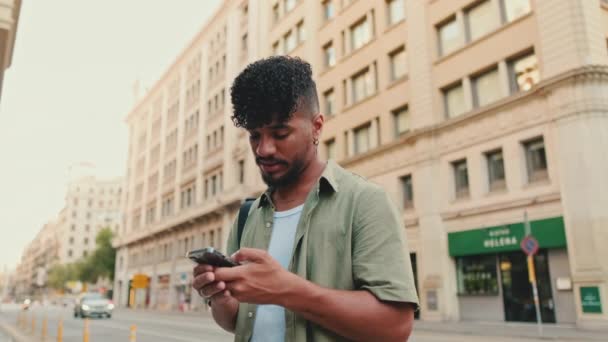 Young Man Beard Dressed Olive Color Shirt Uses Phone Map — Vídeo de stock