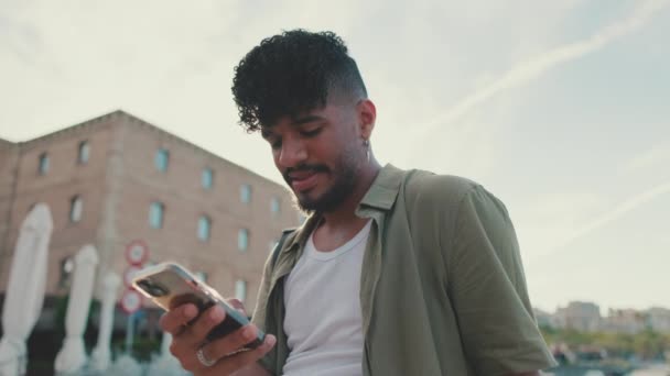 Close Young Man Dressed Olive Colored Shirt Sitting Waterfront Port — Vídeo de stock