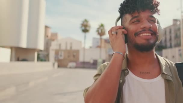 Close Young Man Beard Olive Colored Shirt Listens Music Headphones — Vídeos de Stock