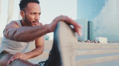 Yaklaş, genç sakallı erkek atlet ısınma egzersizi yapıyor, antrenmandan önce sette ayakta duruyor.