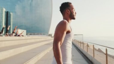 Genç sakallı, formda bir sporcu sette ip atlıyor.